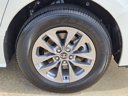 Used 2026 Toyota Sienna XLE FWD image 25