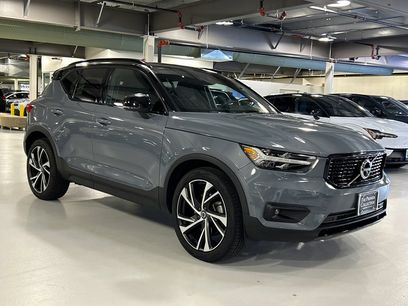 Used 2022 Volvo XC40 T5 R-Design w/ Advanced Package