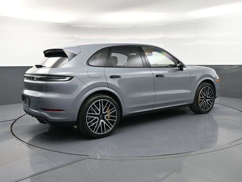 Certified 2025 Porsche Cayenne Turbo image 7