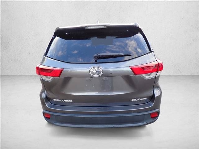 Used 2019 Toyota Highlander XLE AWD/4WD image 3