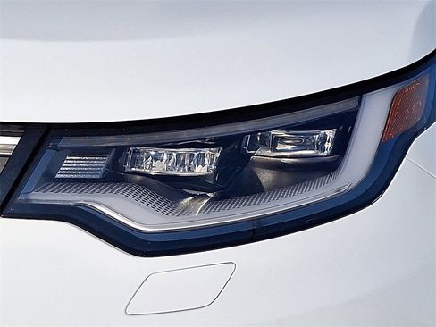 Used 2025 Land Rover Discovery S image 8