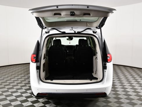 Used 2024 Chrysler Pacifica Touring-L FWD image 37