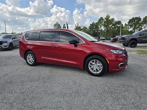 New 2026 Chrysler Pacifica Select image 2