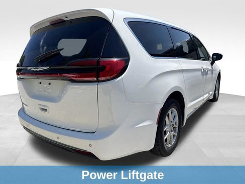 Used 2023 Chrysler Pacifica Touring-L FWD image 9