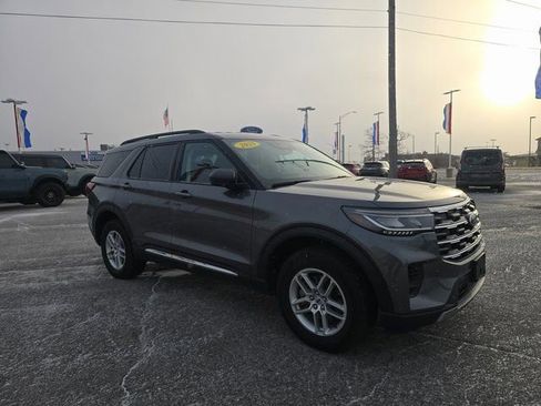Used 2025 Ford Explorer Active image 3