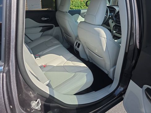 Used 2019 Jeep Cherokee Limited w/ Trailer Tow Group AWD/4WD image 13