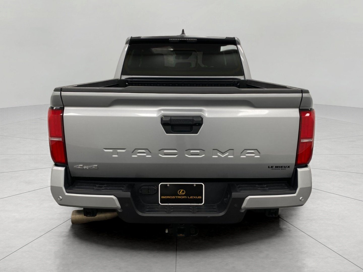 Used 2024 Toyota Tacoma SR5 AWD/4WD image 6