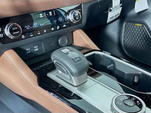 New 2025 Mitsubishi Outlander SEL image 17