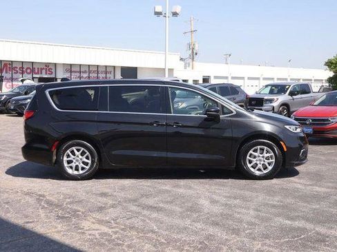 Used 2023 Chrysler Pacifica Touring-L FWD image 5