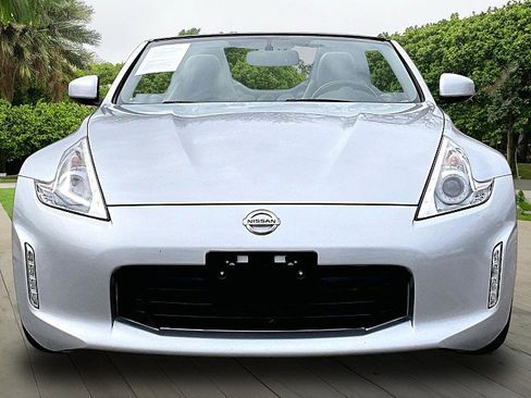 Used 2017 Nissan 370Z Touring image 3
