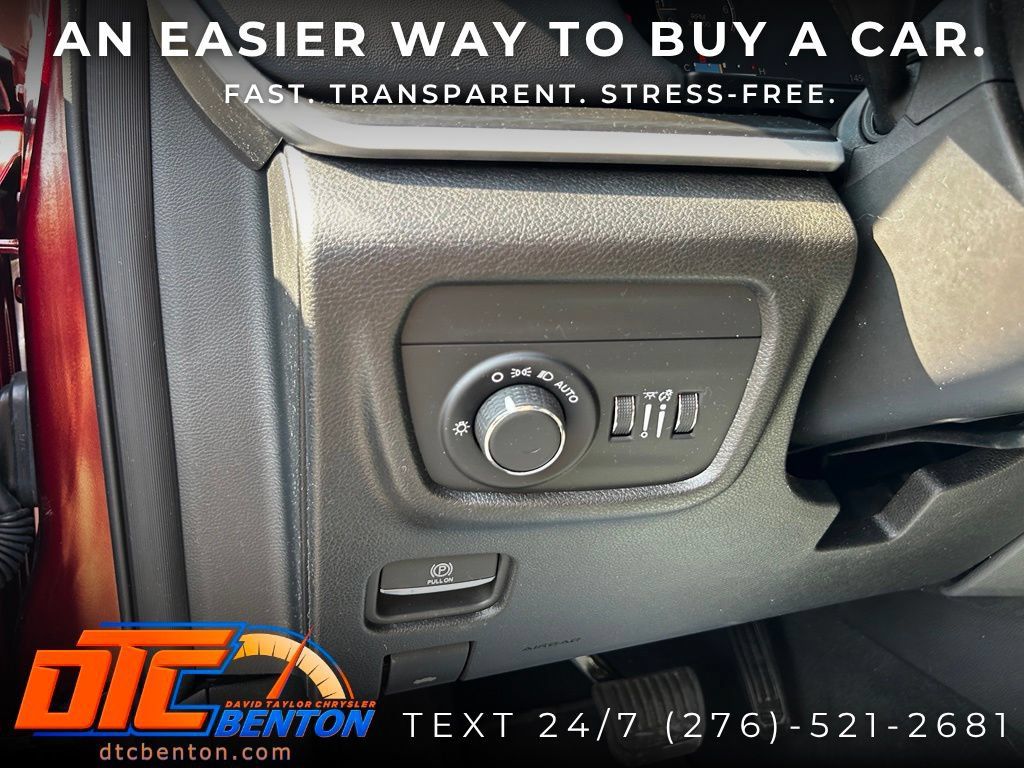 Used 2025 Jeep Grand Cherokee Altitude AWD/4WD image 13