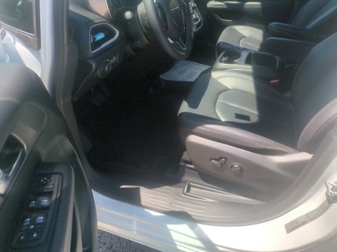 Used 2026 Chrysler Voyager LX FWD image 8