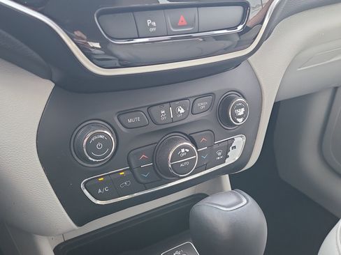 Used 2020 Jeep Cherokee Limited FWD image 24