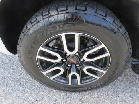 Used 2024 GMC Yukon XL AT4 w/ Technology Package AWD/4WD image 12