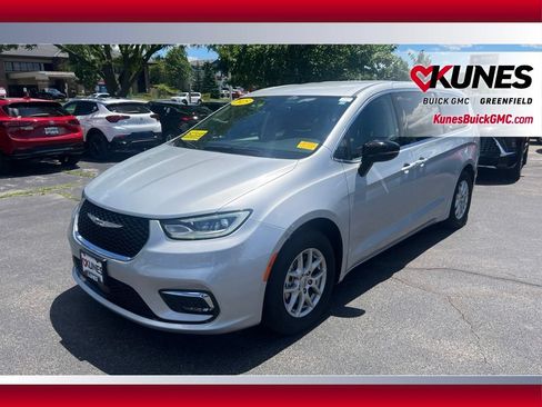Used 2024 Chrysler Pacifica Touring-L FWD image 12