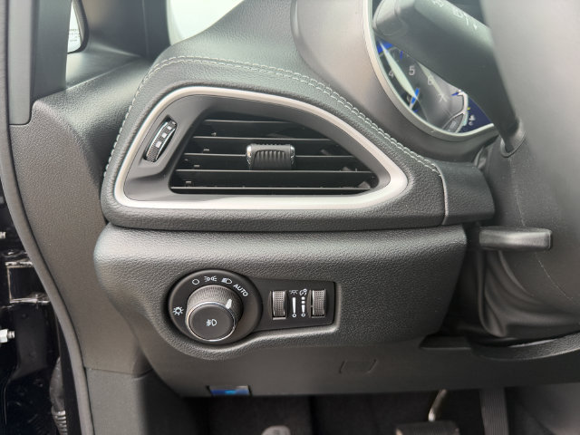 New 2026 Chrysler Pacifica Select AWD/4WD image 18