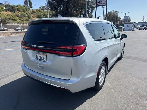 Used 2024 Chrysler Pacifica Touring-L image 8