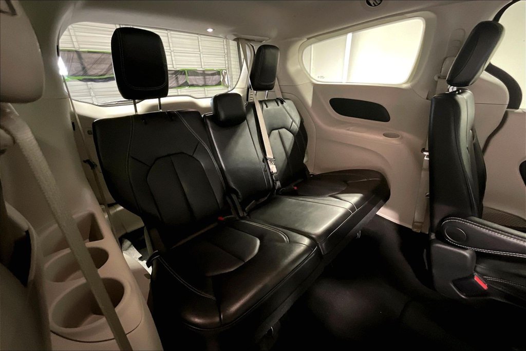 Used 2024 Chrysler Pacifica Touring-L FWD image 33