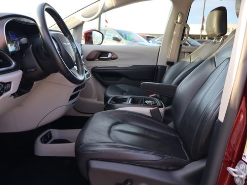 Used 2019 Chrysler Pacifica Touring-L image 9
