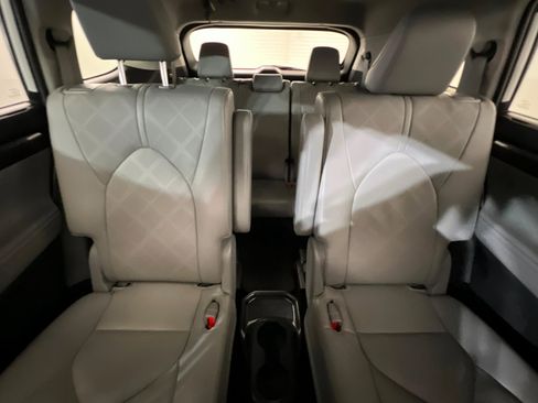Used 2023 Toyota Highlander Platinum FWD image 27