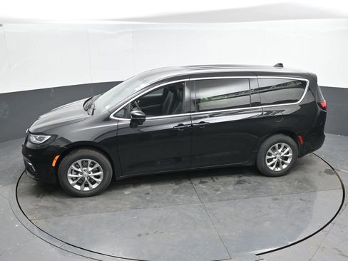 New 2026 Chrysler Pacifica Select AWD/4WD image 36