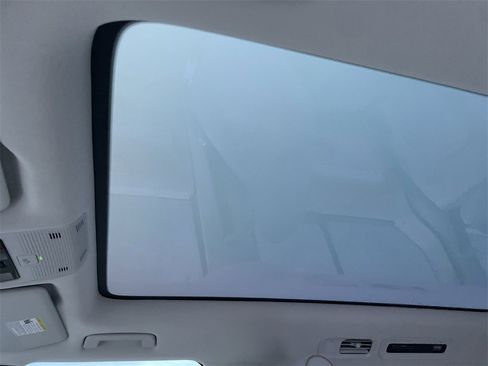 Used 2025 Volkswagen ID. Buzz 1st Edition image 10