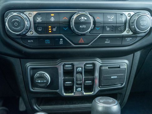 Used 2022 Jeep Wrangler Unlimited Sahara w/ Cold Weather Group image 19