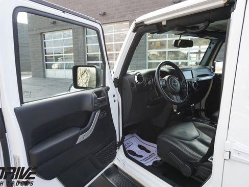 Used 2015 Jeep Wrangler Unlimited Sahara w/ Connectivity Group image 15