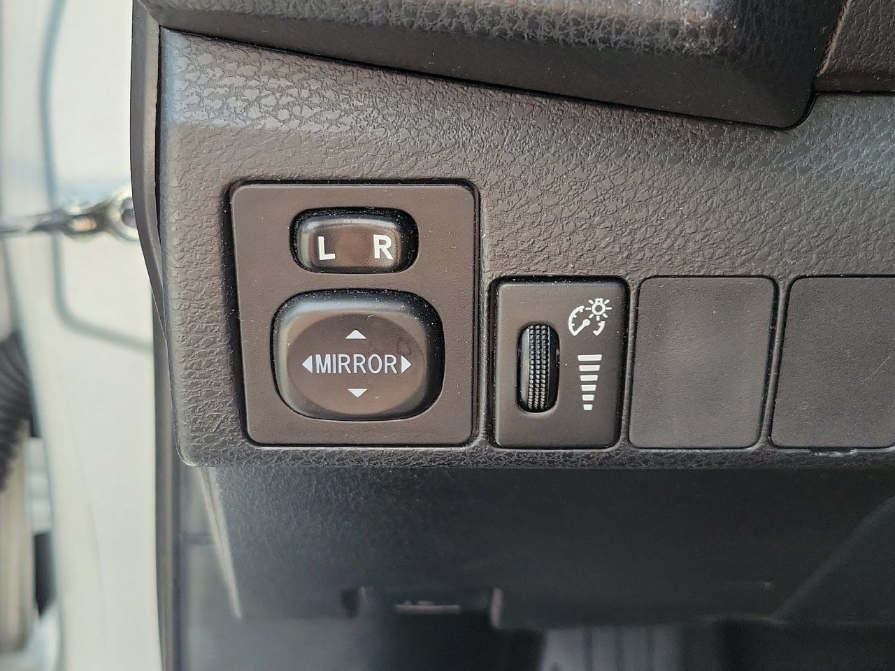 Used 2015 Toyota Corolla L FWD image 27