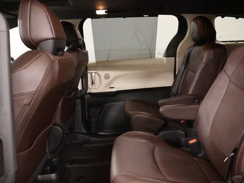 Used 2024 Toyota Sienna Platinum image 27