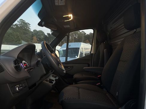 Used 2023 Mercedes-Benz Sprinter 2500 image 33