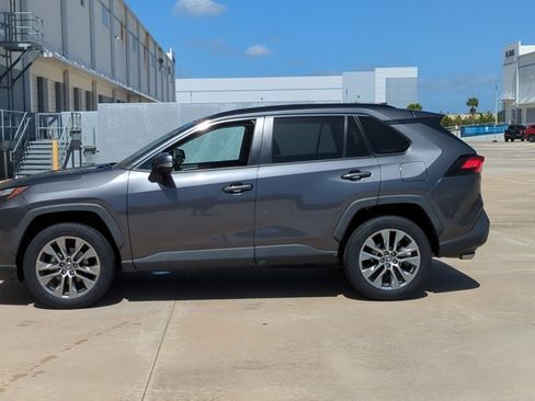 Used 2022 Toyota RAV4 XLE Premium FWD image 5
