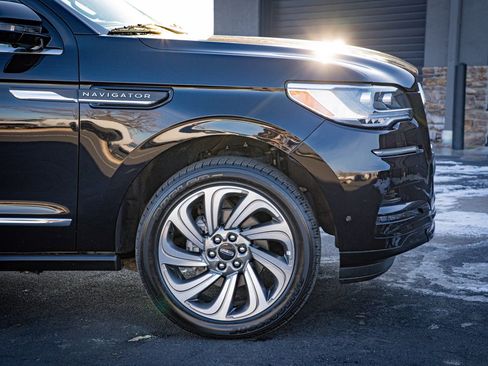 Used 2024 Lincoln Navigator Reserve AWD/4WD image 4