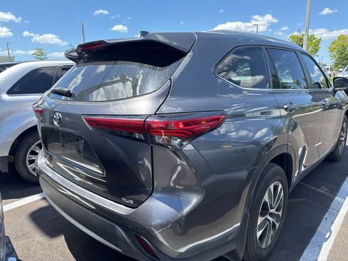 Used 2023 Toyota Highlander XLE image 4