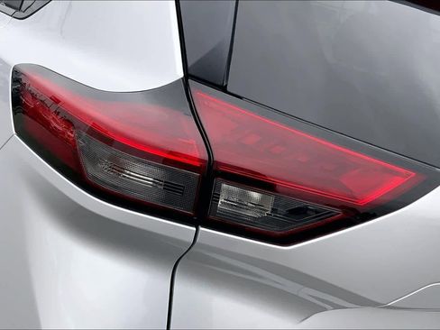 Used 2024 Nissan Rogue SV image 29