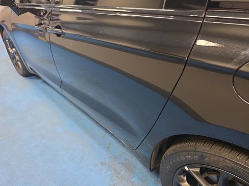 Used 2025 Chrysler Pacifica Limited FWD image 17
