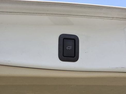 Used 2019 Toyota Highlander XLE FWD image 32