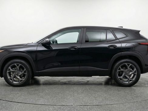 Used 2025 Chevrolet Trax LT w/ LT Convenience Package image 5