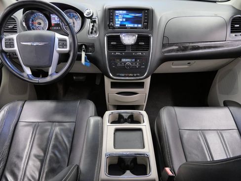 Used 2014 Chrysler Town & Country Touring FWD image 14
