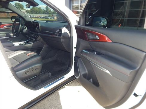 Used 2025 Chevrolet Traverse RS AWD/4WD image 17