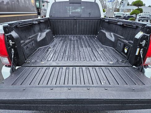 Used 2018 Toyota Tacoma SR5 image 9