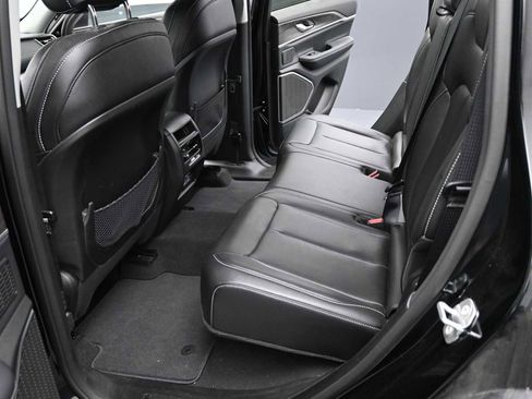 Used 2023 Jeep Grand Cherokee Limited w/ Black Appearance Package image 12