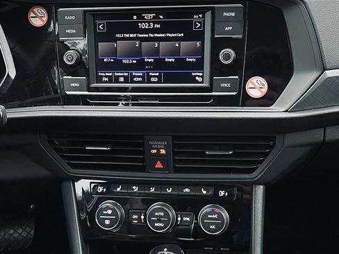 Used 2024 Volkswagen Jetta SE image 18