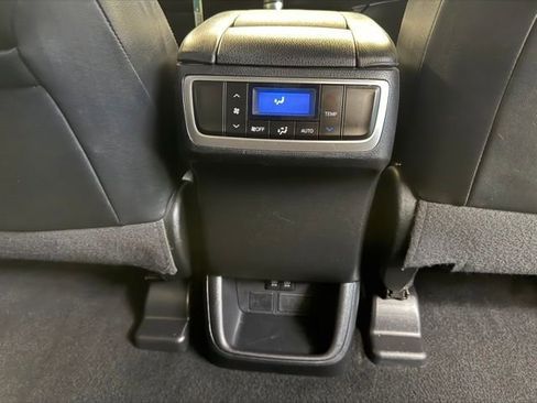 Used 2018 Toyota Highlander Plus w/ Carpet Mat Package (TMS) image 30