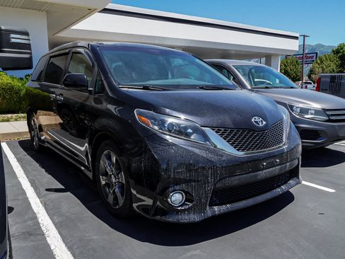 Used 2016 Toyota Sienna SE FWD image 2