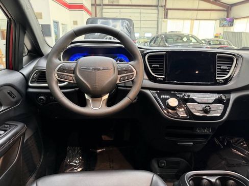 Used 2025 Chrysler Pacifica Select FWD image 20