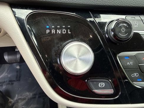 Used 2023 Chrysler Pacifica Touring-L FWD image 32