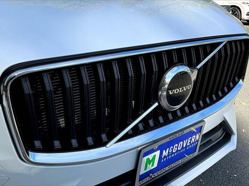 Certified 2022 Volvo XC60 B5 Momentum image 27