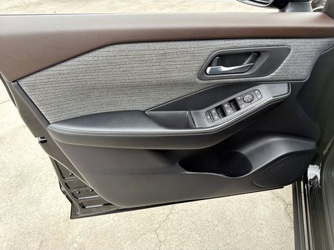 Used 2023 Nissan Rogue SV image 17