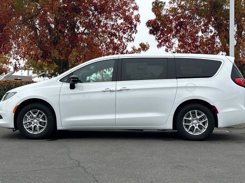 New 2026 Chrysler Voyager LX image 7